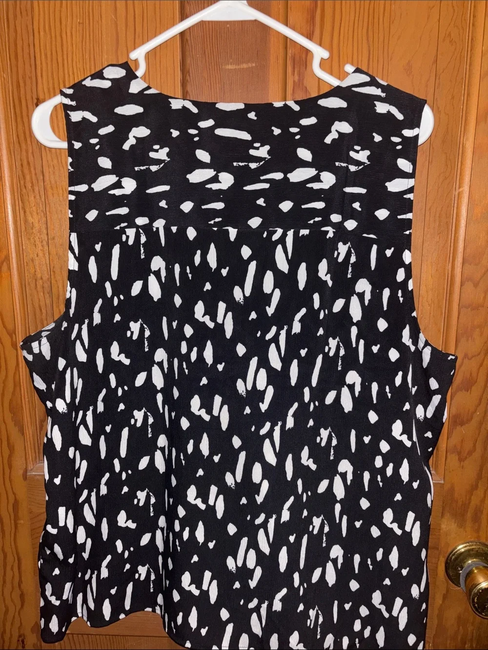 Nine West Black and White Abstract Print Sleeveless V-Neck Camisole - Picture 5 of 6